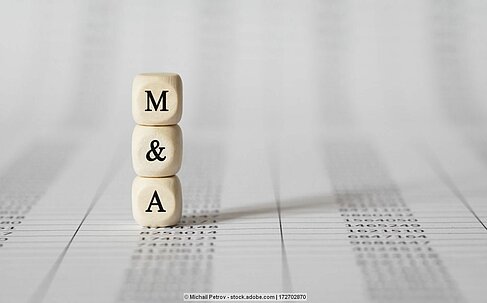 "M", "&", "A" weiße Würfel mit weiß-grauem Hintergrund