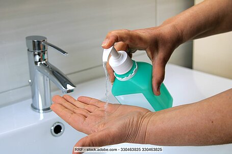 Desinfektion Hände am Waschbecken