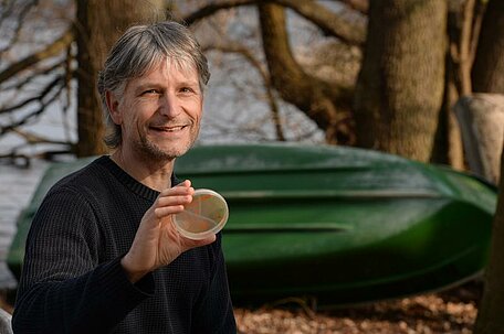 Studie: Organismen können auf Mikroplastik wachsen und sich im Gewässer anreichern  