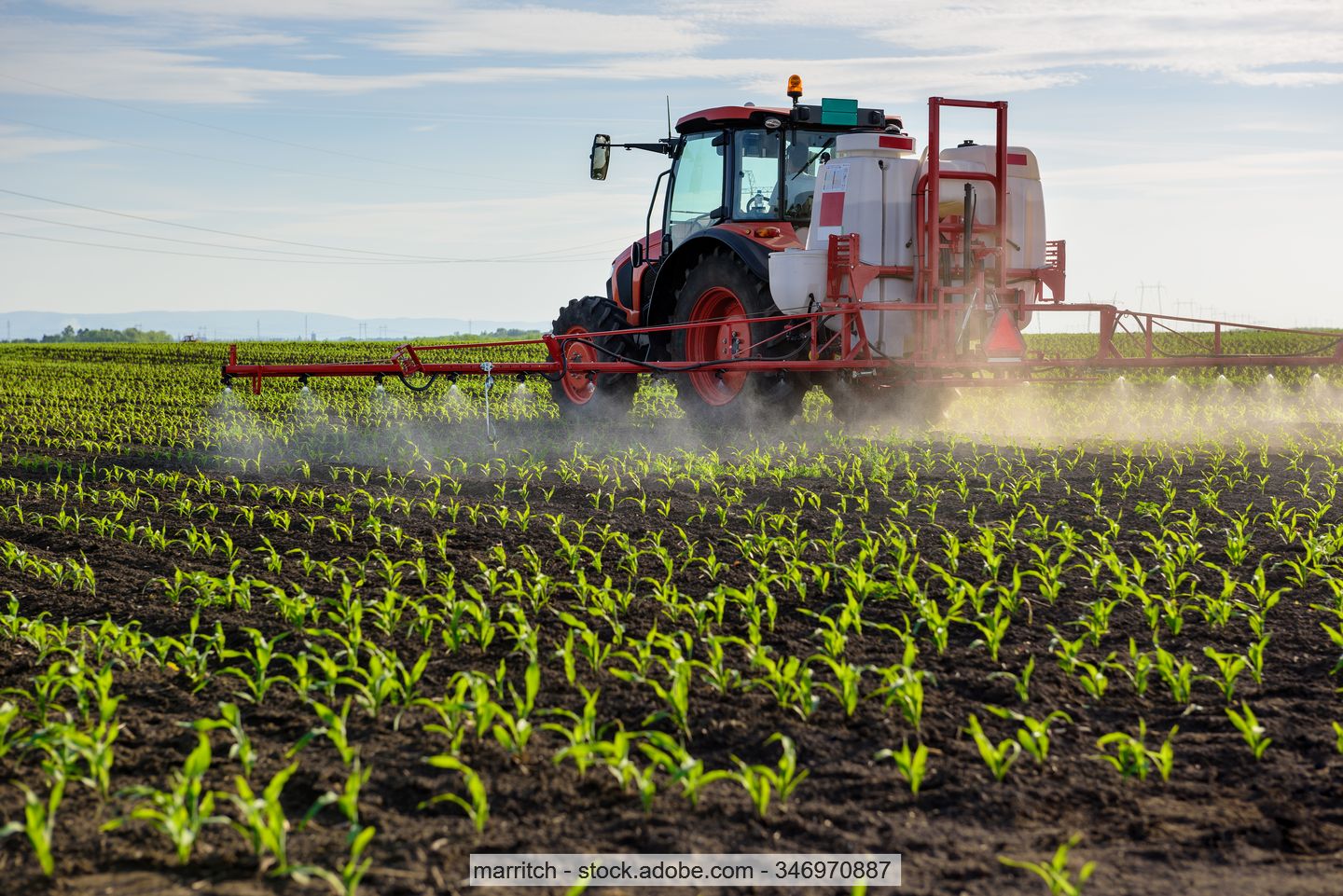Traktor versprüht Pestizid